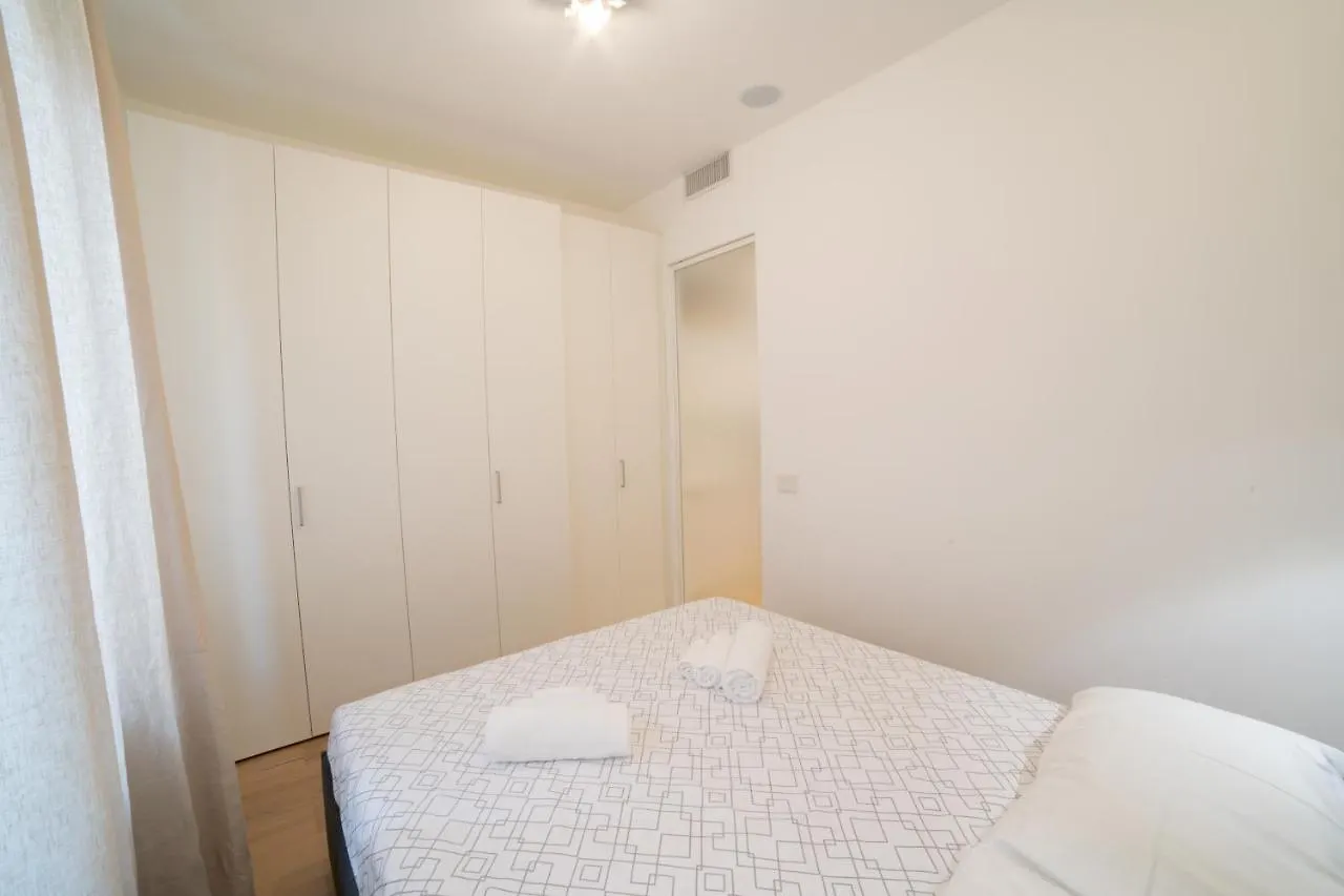 Navigli-Centro-Universita, Amazing New Apartment Милан